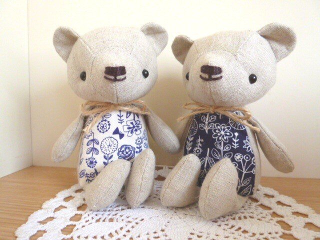 【受注制作】リネンのくまちゃんペア*北欧フラワーネイビー系・別売り可の画像1枚目