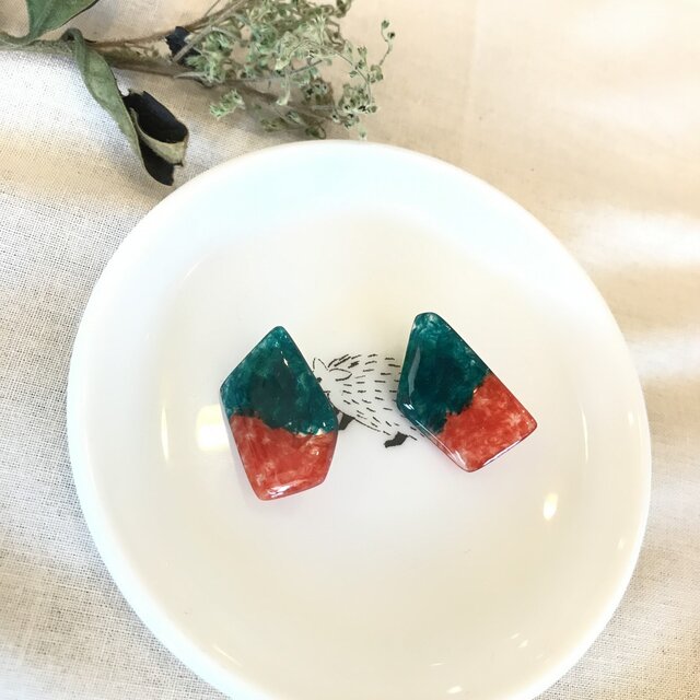 刺繍糸とレジンのバイカラーイヤリング【緑×橙】の画像1枚目