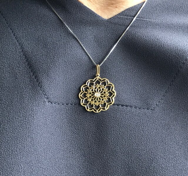 【受注製作】18金 透かしペンダントヘッド ダイヤモンド入りの画像1枚目
