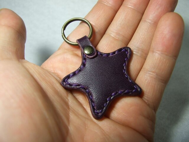 小さな星のキーホルダー 紫の画像1枚目