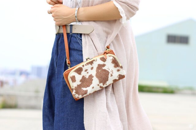 ホルスタイン×キャメル ハラコ お財布ショルダー 長財布 がま口 aw