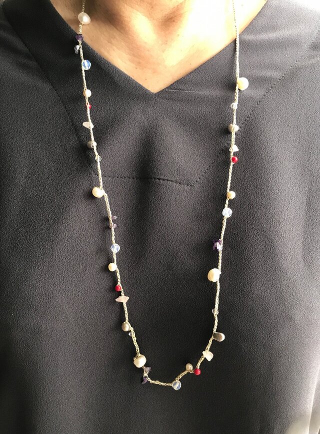 フランス製ラメ糸天然石&パール編み込みネックレスの画像1枚目