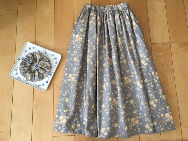 SALEブルーグレー花柄スカート(お揃い柄シュシュ付き)の画像1枚目