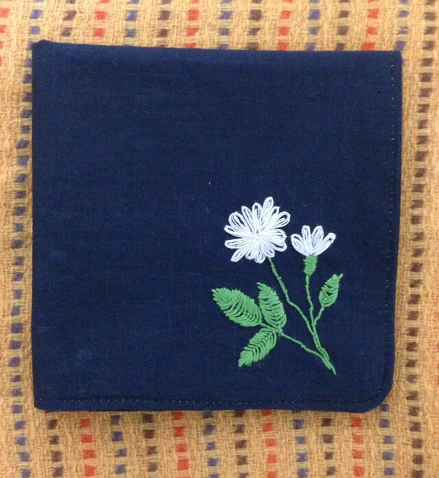 コットンの刺繍ハンカチ☆グリーンローズの画像1枚目