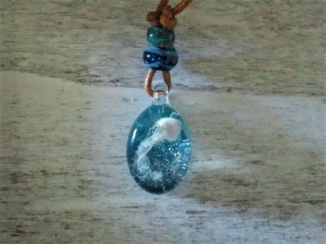 海を舞う海月のネックレスの画像1枚目
