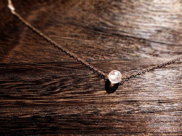 ローズクォーツひと粒のネックレスです(直径約6mm)の画像1枚目