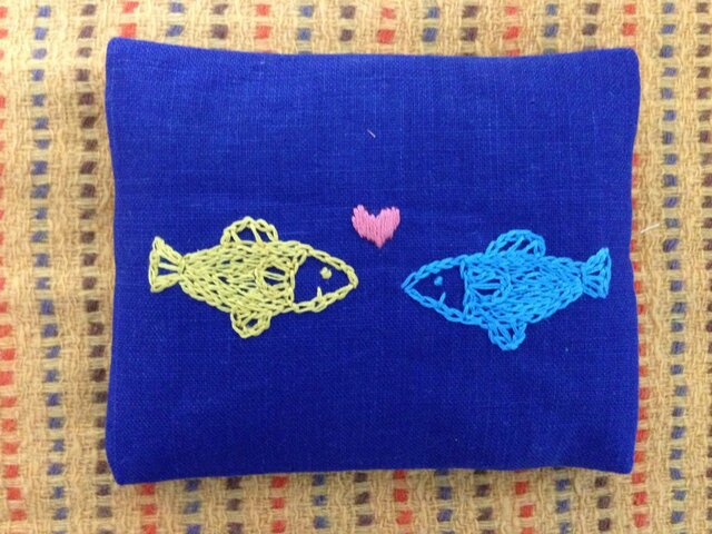 刺繍のティッシュケース☆カラフルなさかなたちの画像1枚目