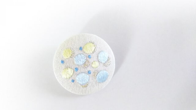 涼しげなだ円模様の日本刺繍のブローチの画像1枚目