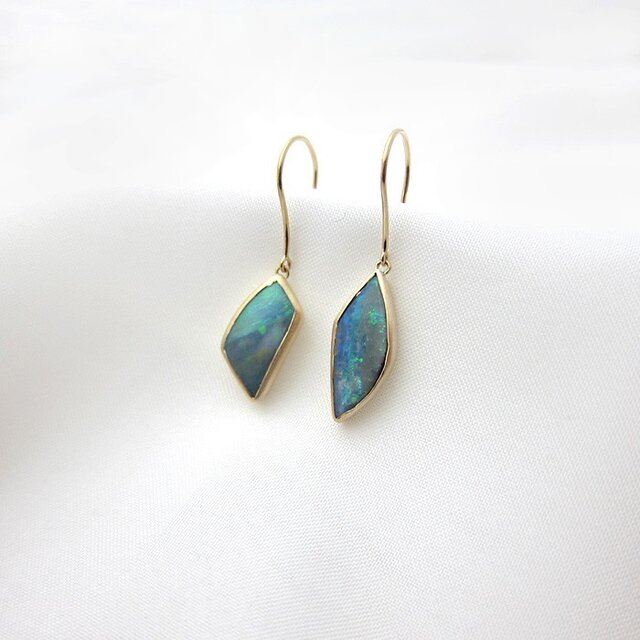 opal ボルダーオパールピアス とんがりの画像1枚目
