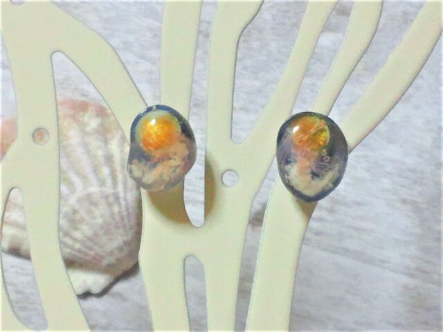 【sale】蓄光☆オレンジクラゲのピアスの画像1枚目
