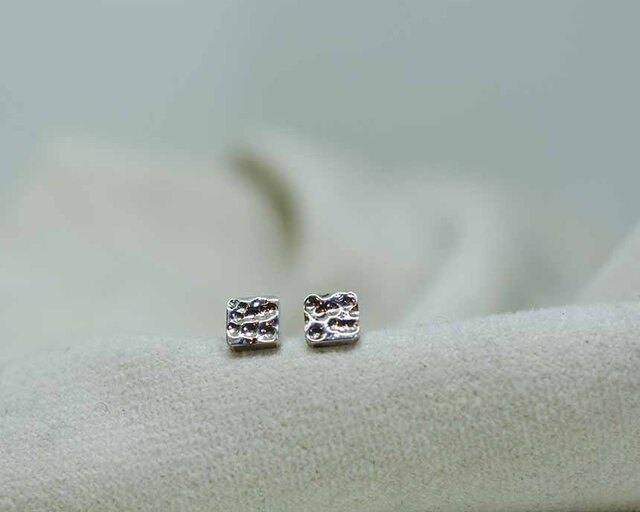 シルバーピアス unevenの画像1枚目