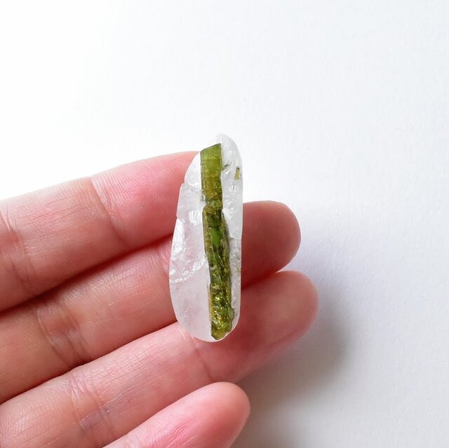 グリーントルマリンインクォーツ 母岩付き 月の音 ブラジル・ミナス