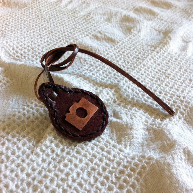銅板のカメラの形を革にあしらったチャームの画像1枚目