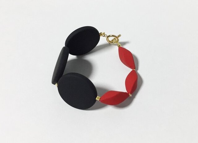大きなアクリルビーズのブレスレットの画像1枚目