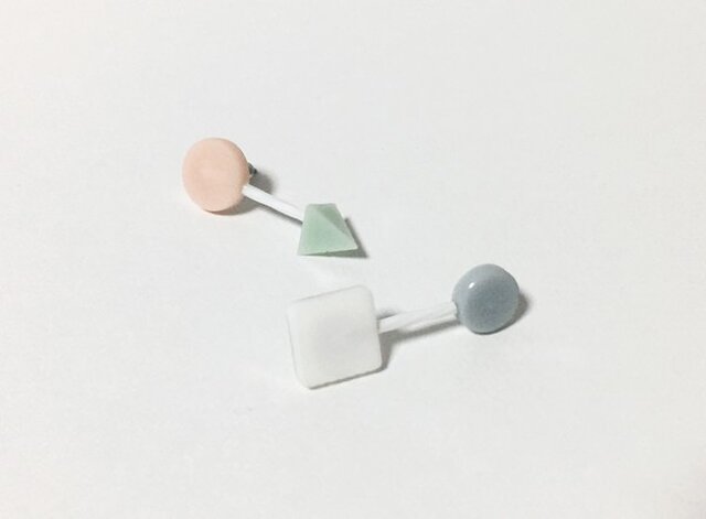 ジオメトリックな淡いピアスの画像1枚目