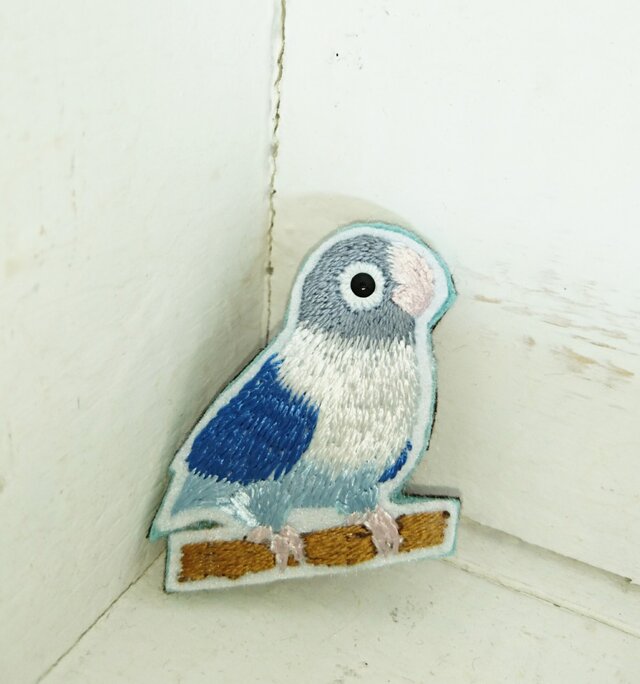 ボタンインコちゃん*刺繍ブローチの画像1枚目
