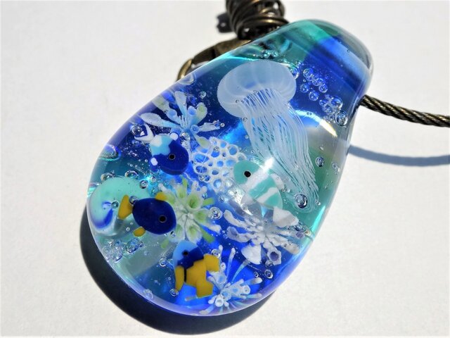 《しましまクラゲと熱帯魚》バッグチャーム とんぼ玉 ガラス キーホルダー の画像1枚目