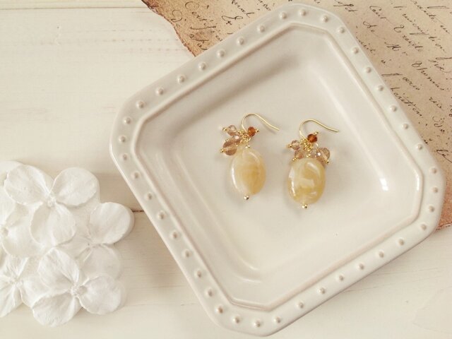 大きなだ円ビジューのピアス(ベージュ)の画像1枚目