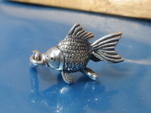 豆金魚 ペンダントトップの画像1枚目