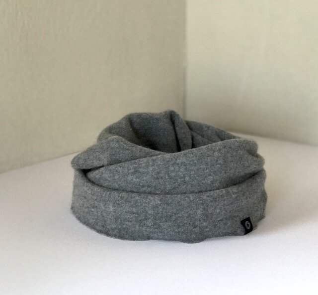 ふわふわのカシミヤのスヌード Grayの画像1枚目
