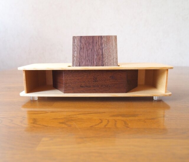 ギターの響き スマホスピーカースタンド「弦」 | iichi 日々の暮らしを