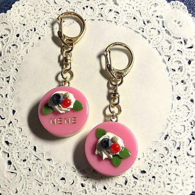 選べる2種類!名前入り?ベリームースケーキのキーホルダーの画像1枚目