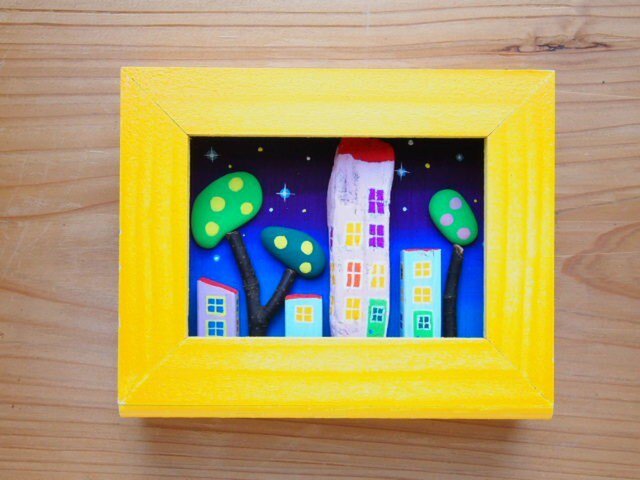 夜空と星のミニフレーム(イエロー)黒猫ニャーを探せ(=^・^=)の画像1枚目