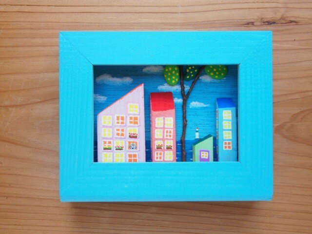 青い海と空と白い灯台のミニフレーム(スカイブルー)ネコのニャン吉を探せ(=^・^=)の画像1枚目