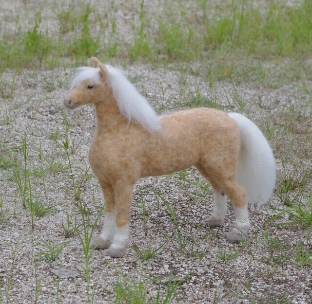 羊毛フェルト人形32cm:馬:パロミノPALOMINOの画像1枚目