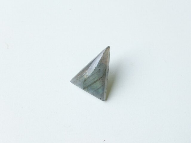 「一粒 triangle ラブラドライト」stピアスの画像1枚目