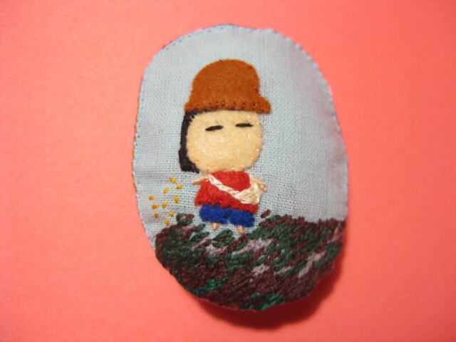 種まく女の子<布ブローチ(刺繍ブローチ)>の画像1枚目