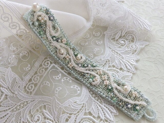 ニットとビーズ刺繡のブレスレットの画像1枚目