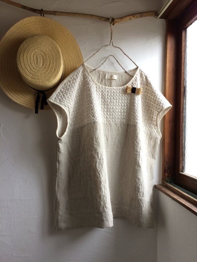 A様ご予約品 プルメリア 刺繍レース バイカラーフレンチスリーブ ブラウス 生成りベージュの画像1枚目