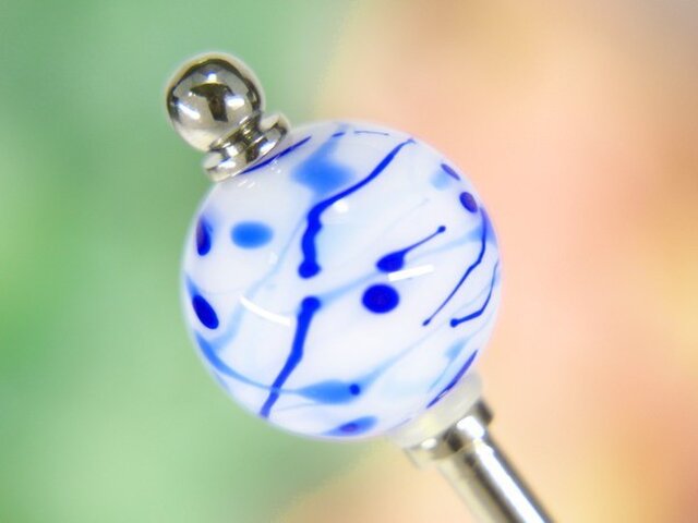 水風船模様とんぼ玉のかんざし 白×青の画像1枚目