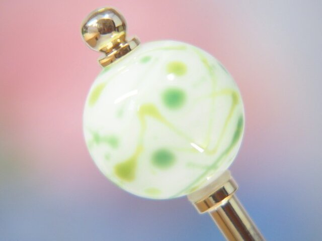 水風船模様とんぼ玉のかんざし 白×緑の画像1枚目