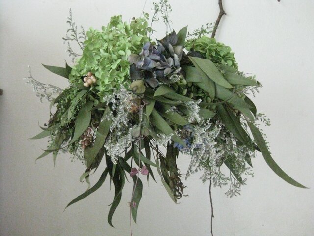 風に揺れるwreathの画像1枚目