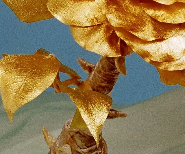 大輪の金箔の薔薇のオブジェ | iichi 日々の暮らしを心地よくする