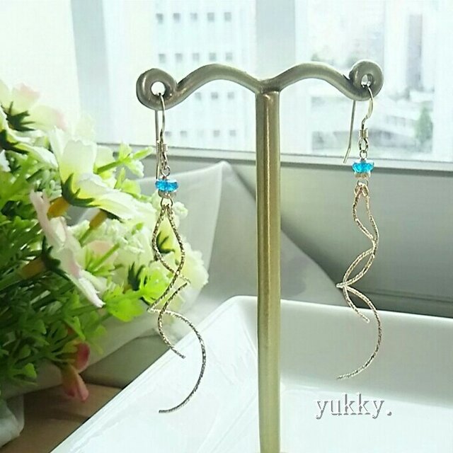 ネオンブルーアパタイト＊グリッターウエーブ14Kgfピアス