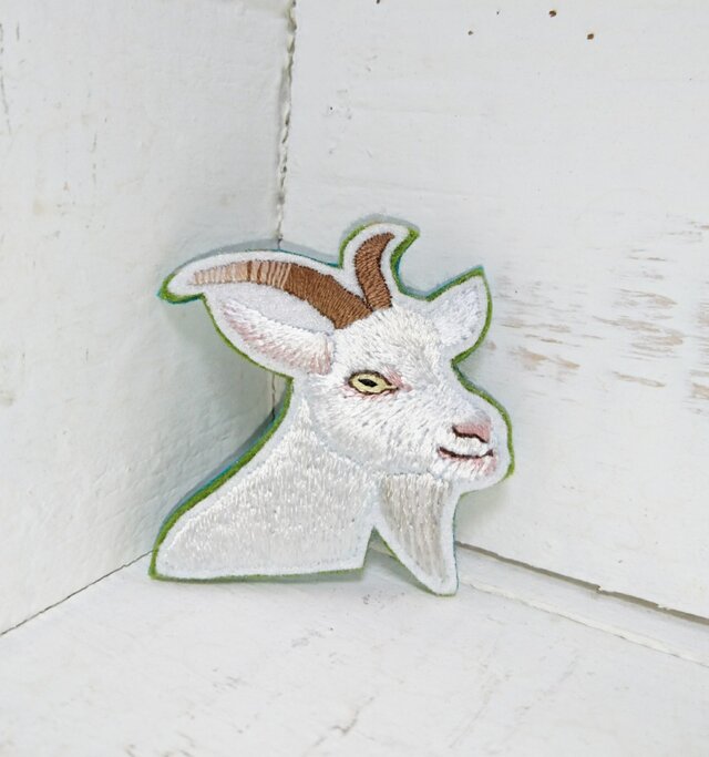 ヤギさん*刺繍ブローチの画像1枚目
