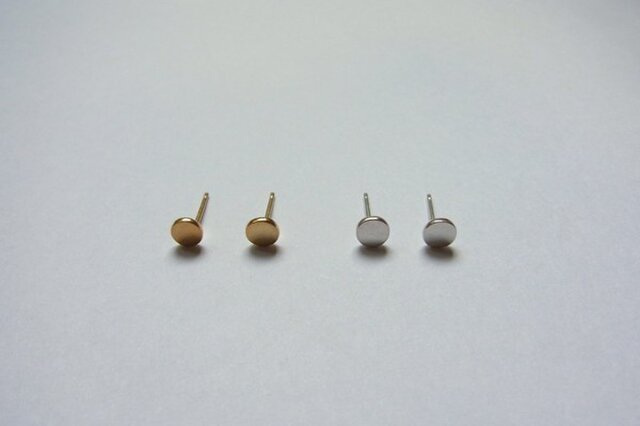 <NOVEC> GOLD DOT EARRINGSの画像1枚目