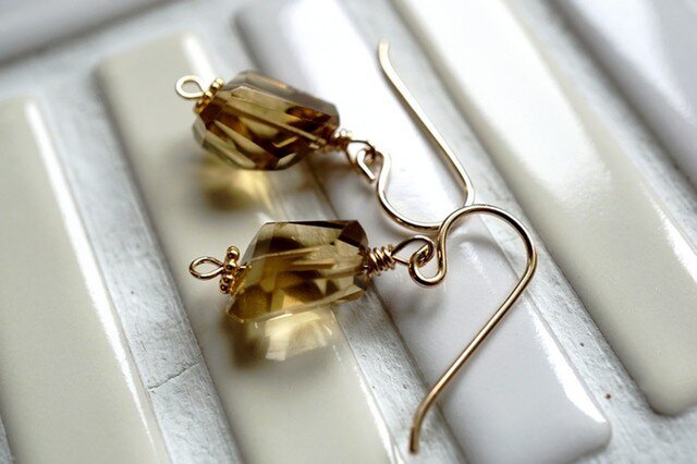 ビアクオーツの1粒ピアス(ゴールド金具)の画像1枚目