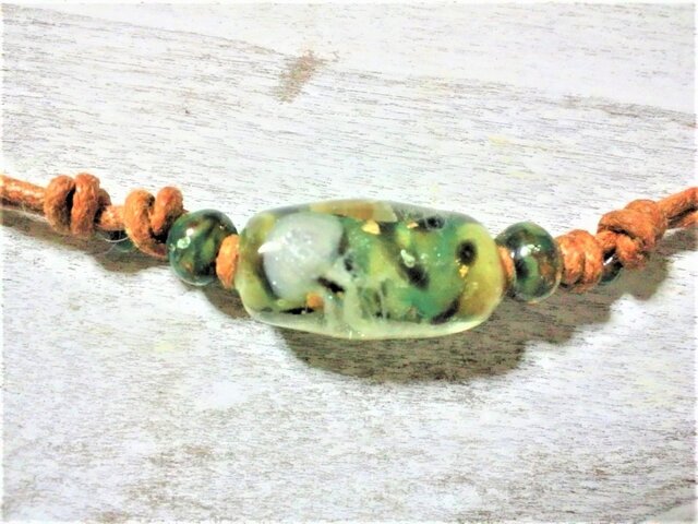 蓄光☆箔入り海月の細長蜻蛉玉ネックレスの画像1枚目