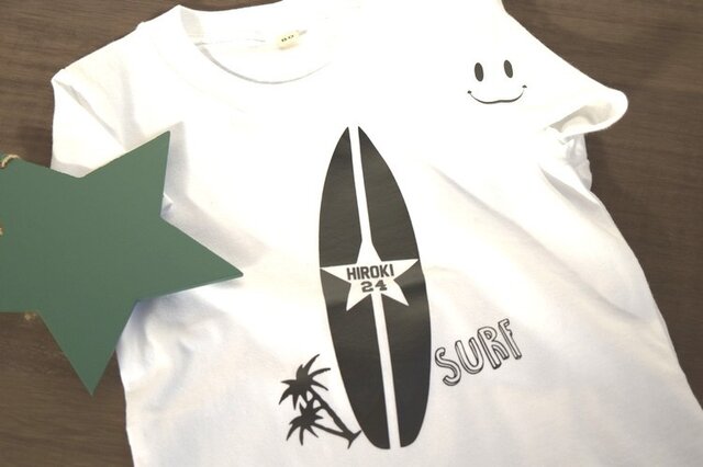 お名前&お誕生日(お好きな数字)を入れられます★サーフボードデザインTシャツ★左袖にはにこちゃんも♪70~大人まで★の画像1枚目