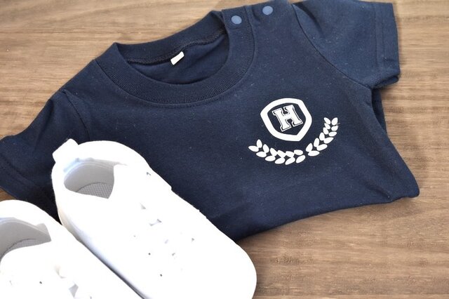 イニシャル入れられます★シンプルカレッジTシャツ★70~大人まで★赤ちゃんも★お揃いコーデも出来ます♪の画像1枚目