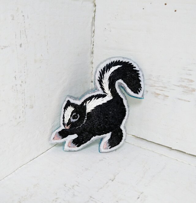 スカンクちゃん*刺繍ブローチの画像1枚目