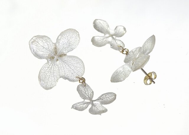 葉脈アジサイの花つなぎピアス【オフホワイト】・14kgf《イヤリングに交換可》の画像1枚目