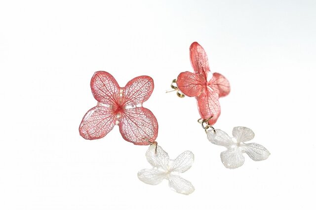 《草木染》葉脈アジサイの花つなぎピアス【蘇芳染め】・14kgf《イヤリングに交換可》の画像1枚目
