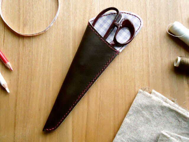 革の裁ちばさみケース(Sサイズ)藤色チェック柄の画像1枚目