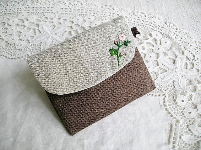 モカリネンICカードケース刺繍バラピンクの画像1枚目