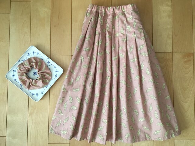 SALE【Sサイズ】ピンク葉っぱデザインスカート(お揃い柄シュシュ付き)の画像1枚目